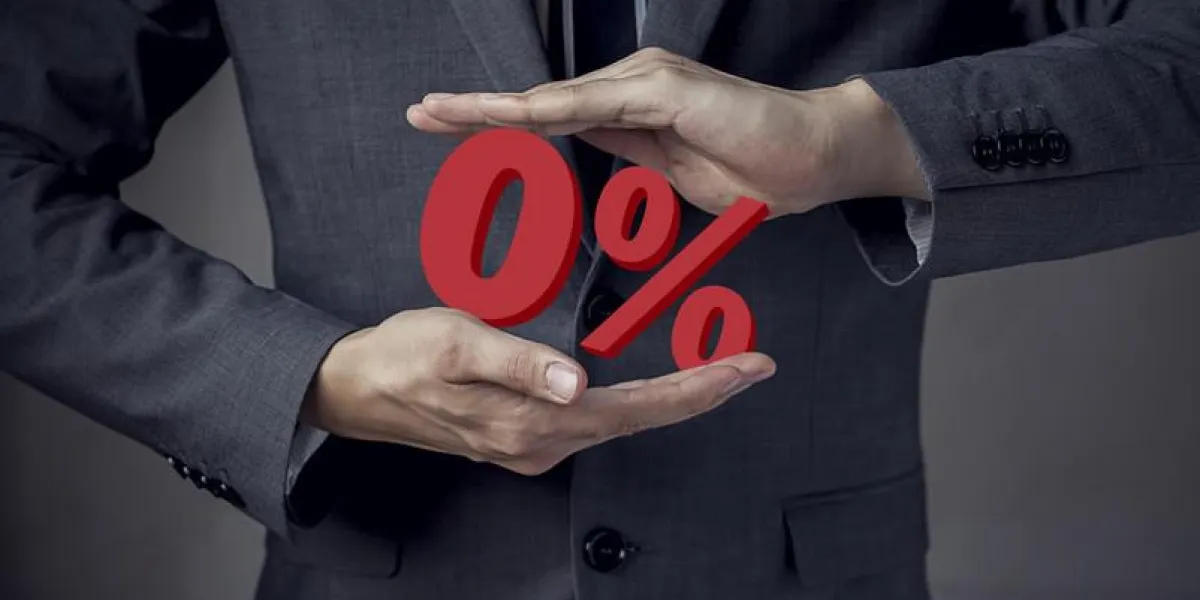 homme d'affaires présentant zéro pour cent, indiquant zéro intérêt et autre pourcentage financier