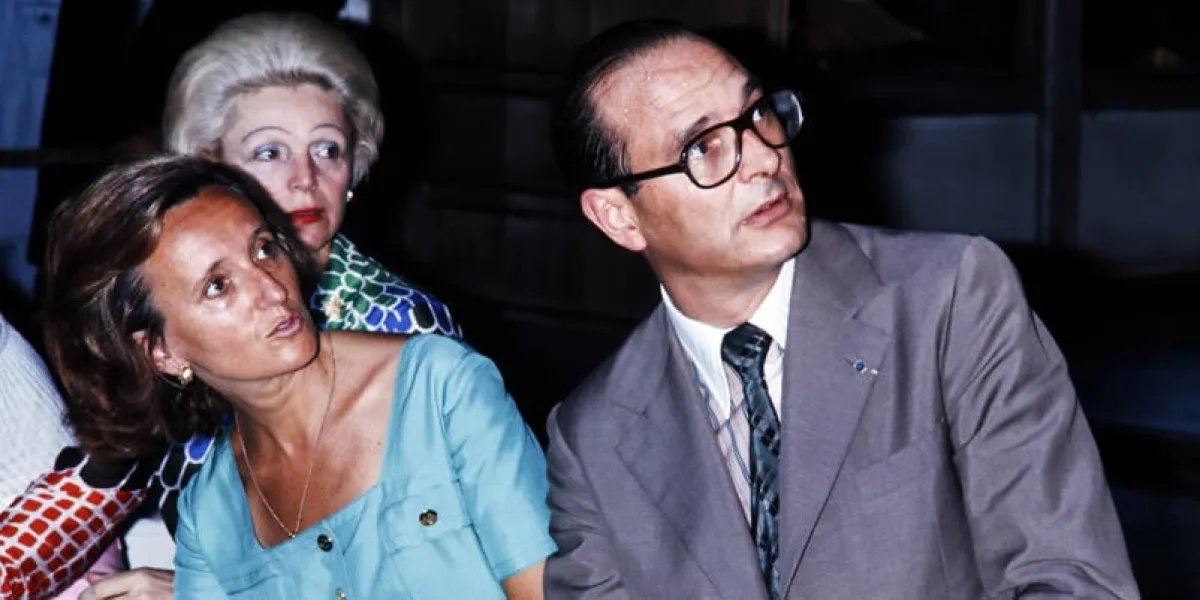 le premier ministre jacques chirac et son épouse bernadette visitent le pavillon d'argent à kyoto, en août 1976, leur voyage officiel de trois jours au japon (photo by -   afp)