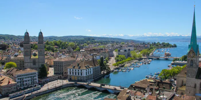 une vue sur le centre-ville de zurich et les montagnes environnantes