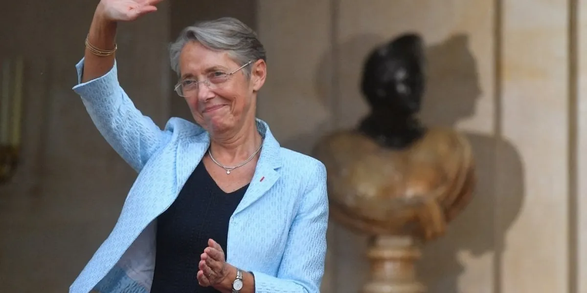 new prime minister elisabeth borne waves after a handover ceremony in the courtyard of the hotel de matignon, french prime ministers official residence, in paris, france on may 16, 2022 photo by christian liewig abacapresscom , 809916 075 paris france