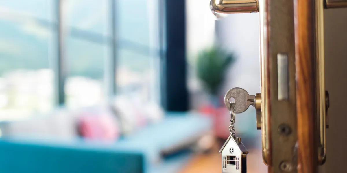 keys from room hotel on the door