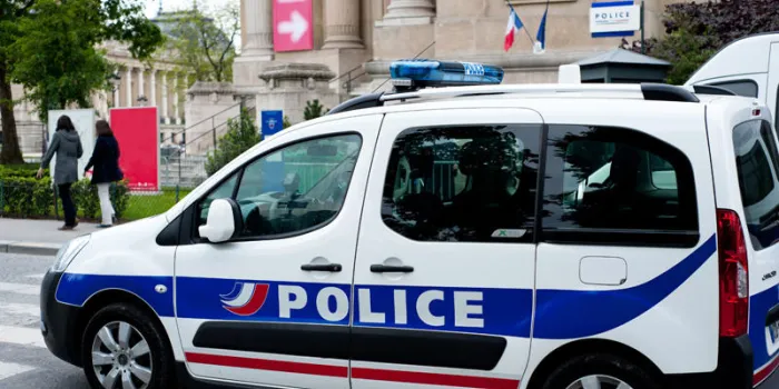 paris, france - 26 mai 2013 voiture de police dans la rue au centre de paris, quartiers champs-elys es