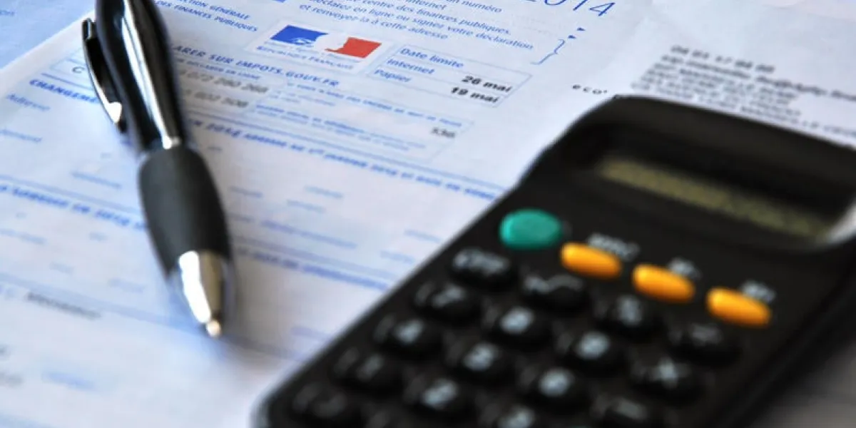 composition feuille impôts sur le revenu avec calculatrice et stylo