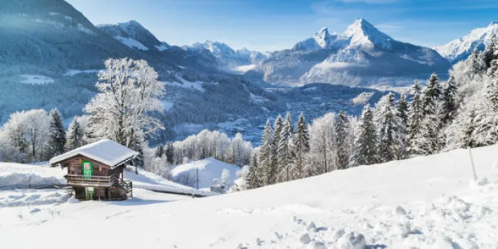 vue panoramique du paysage de montagne beau paysage hivernal dans les alpes avec chalet de montagne traditionnel sur une froide journée ensoleillée avec ciel bleu et nuages