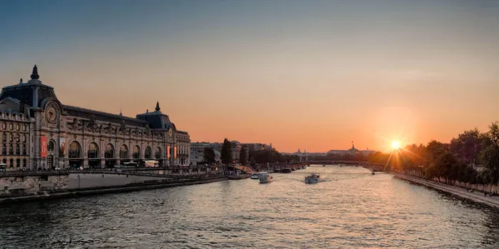 le musée d'orsay est sur la gauche