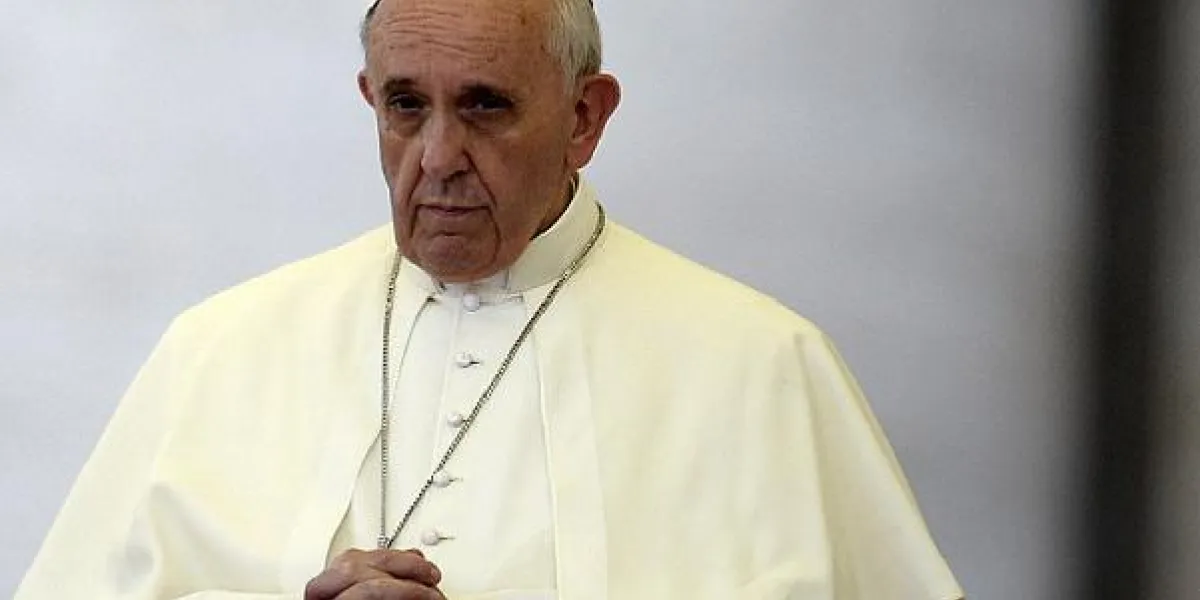 le pape françois prie sur la place de stpeter au vatican le 7 septembre 2013 le pape françois a appelé le monde à s'unir samedi dans un jour de jeûne et de prière pour la syrie afp photo filippo monteforte