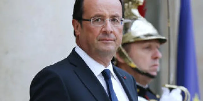 le président de la france, françois hollande, attend l'arrivée de l'ancien premier ministre libanais, saad hariri, avant une réunion au palais présidentiel d'elysée, le 12 septembre 2012 à paris.