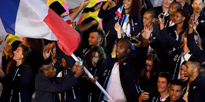 le porte-drapeau de la france teddy riner dirige sa délégation nationale lors de la cérémonie d'ouverture des jeux olympiques de 2016 au stade maracana à rio de janeiro le 5 août 2016 afp photo franck fife