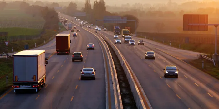 trafic sur l'autoroute avec des voitures