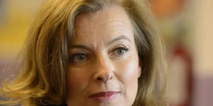 première dame française valerie trierweiler parle avec des élèves dans une salle de classe lors de sa visite à l'école française de chicago, illinois le 21 mai 2012 afp photo eric feferberg