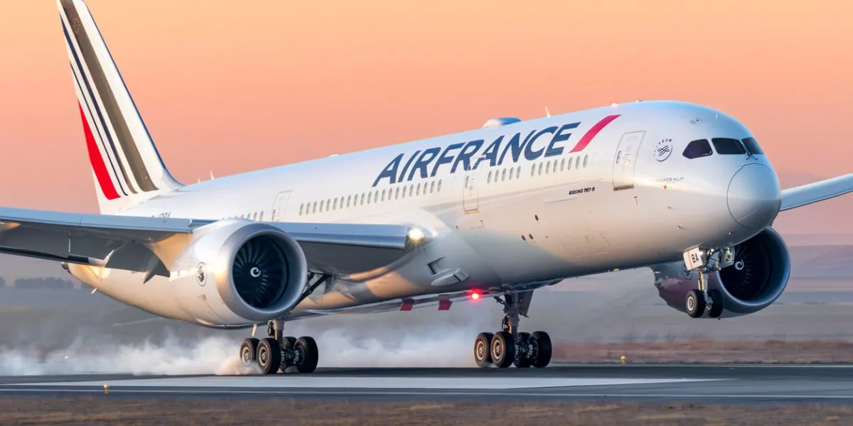 boeing 787 dreamliner air france landing at chalon vatry airport for a training flight