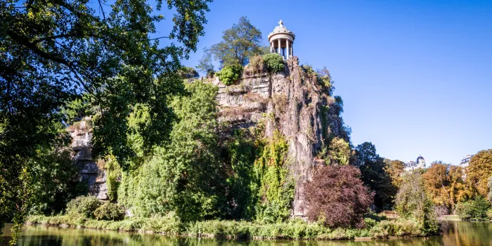 sibyl temple and lake in buttes-chaumont park, paris, france