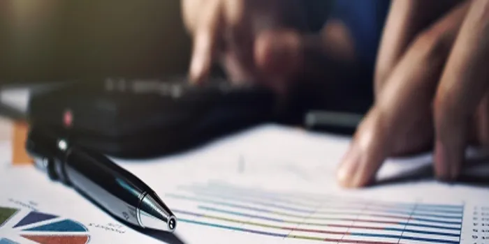 fermer le stylo sur la paperasserie et la main de la femme calculer la finance