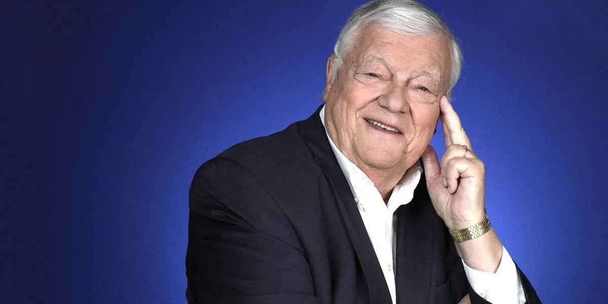 l'animateur fabrice ( franois simon-bessy) pose lors d'une séance photo à paris, france, mai 2023 photo par vim abacapresscom