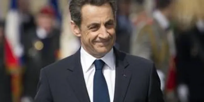 le président sortant de la france, nicolas sarkozy, participe à une cérémonie marquant le 67ème anniversaire de la victoire des alliés sur l'allemagne nazie au cours de la seconde guerre mondiale, le 8 mai 2012 à l'arc de triomphe à paris.