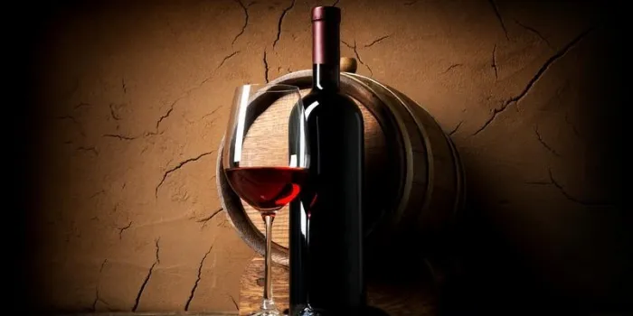 vieux vin rouge dans la cave près du mur d'argile