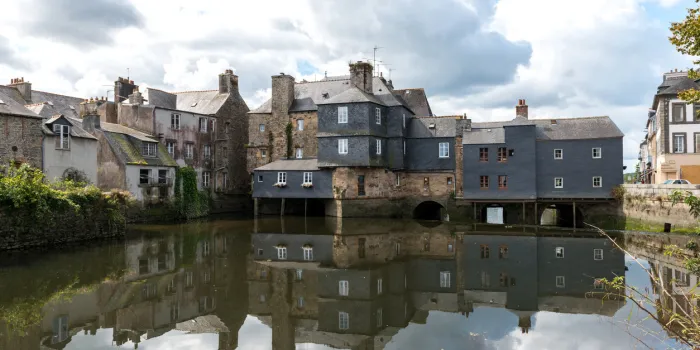 pont de rohan, house-lined bridge over the elorn river in landerneau, finistere department of brittany (france)