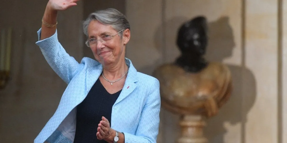 new prime minister elisabeth borne waves after a handover ceremony in the courtyard of the hotel de matignon, french prime ministers official residence, in paris, france on may 16, 2022 photo by christian liewig abacapresscom , 809916 075 paris france
