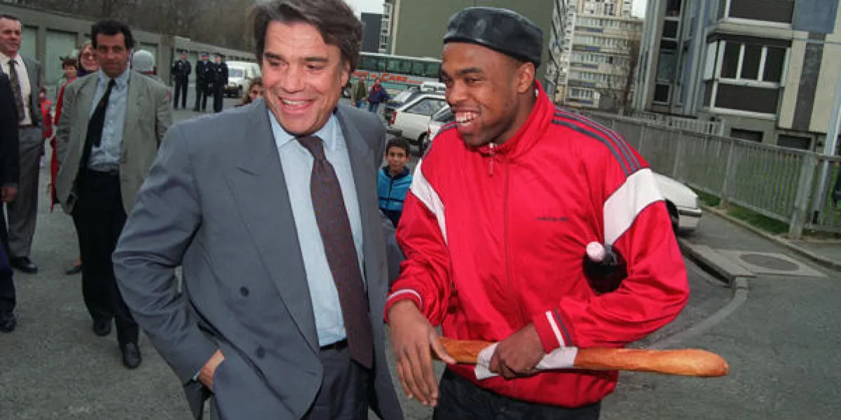 bernard tapie (g), ministre de la ville, plaisantent le 10 mars 1993 avec un jeune habitant d'une cité d'athis-mons   afp   georges bendrihem