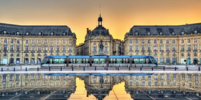 place de la bourse reflétant du miroir d'eau à bordeaux - france, gironde