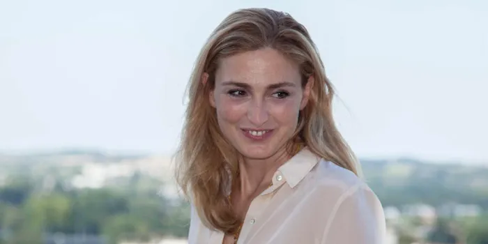 l'actrice française julie gayet pose lors du 8ème festival du film francophone d'angouleme à angouleme, le 29 août 2015 afp photo yohan bonnet