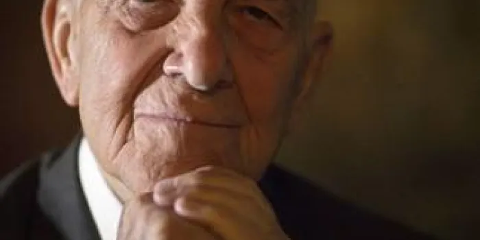 l'allemand né français ancien combattant de la seconde guerre mondiale et ancien ambassadeur stéphane hessel, auteur du bestseller indignez-vous (appelant les citoyens à contester la société) pose le 8 février 2011 chez lui à afp photo joel saget