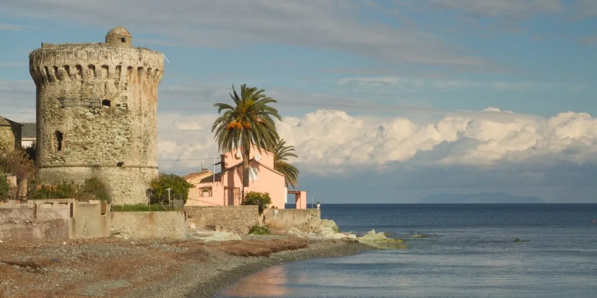 tour genoise et plage corse (village de miomo)