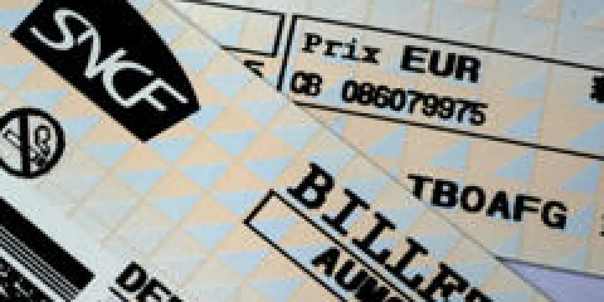 les billets de train sncf de la compagnie d'état française sont affichés le 28 décembre 2011 à rennes, ouest de la france sncf les prix vont augmenter de 3 à partir du 3 janvier 2012 afp photo damien meyer