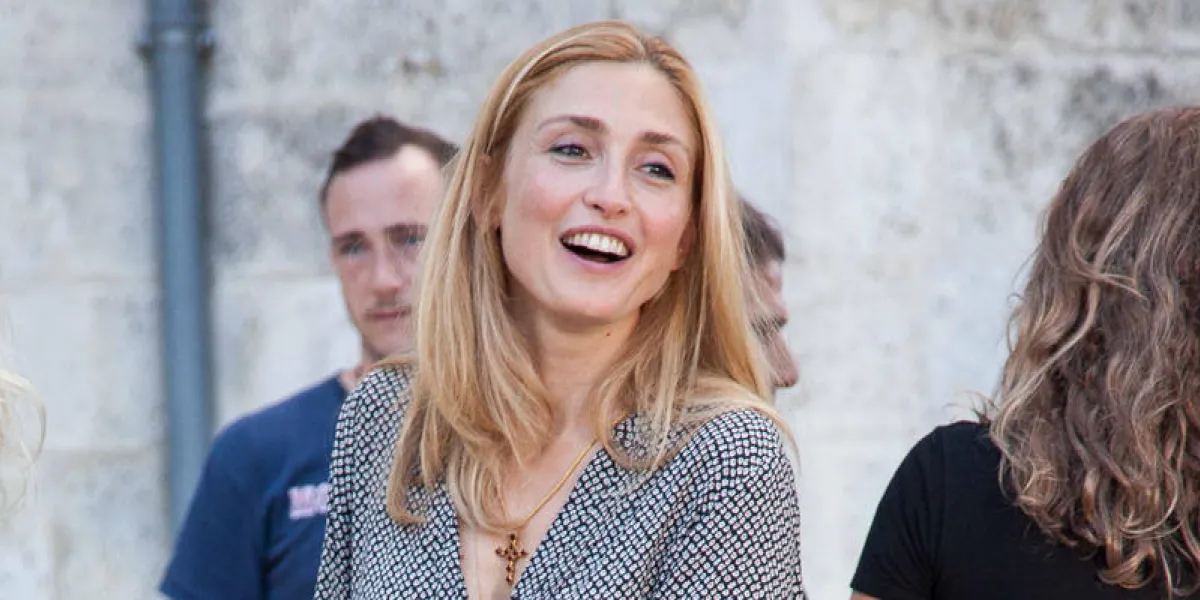 l'actrice française julie gayet (c) assiste au 8ème festival du film francophone d'angouleme à angouleme, sud-ouest de la france, le 28 août 2015 afp photo yohan bonnet