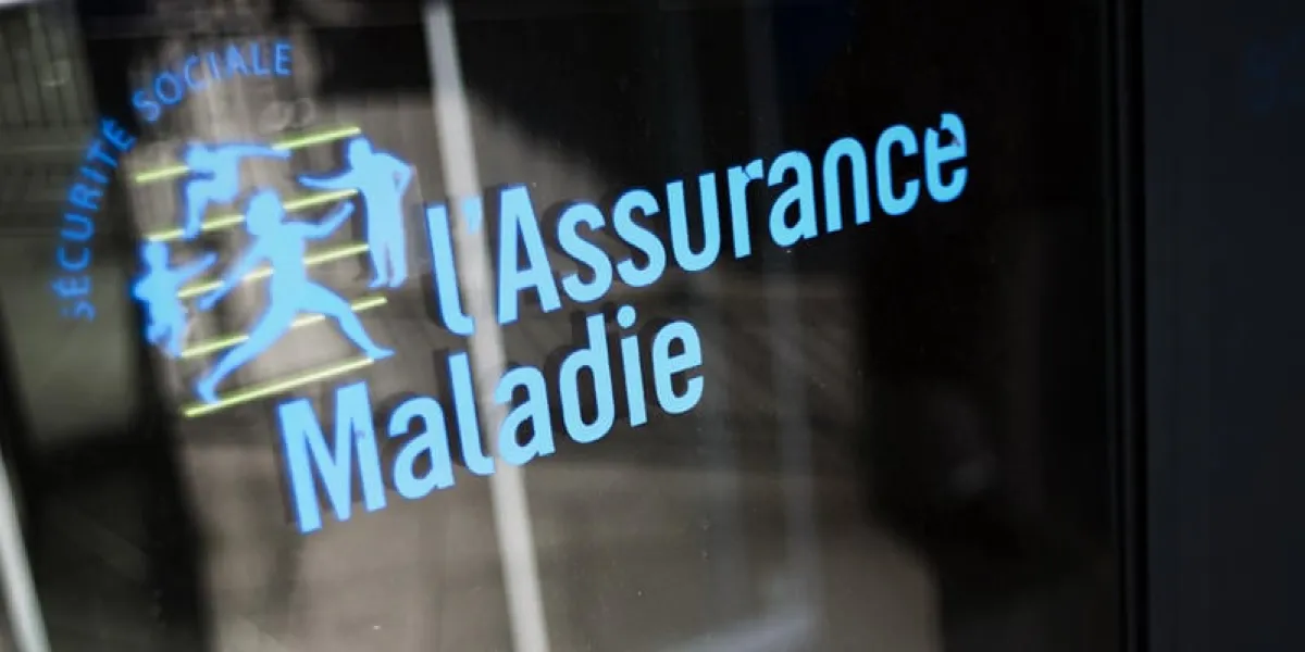 photo prise le 23 octobre 2012 à paris du logo de l'assurance maladie devant un batiment de la caisse primaire d'assurance maladie (cpam) afp photo   fred dufour