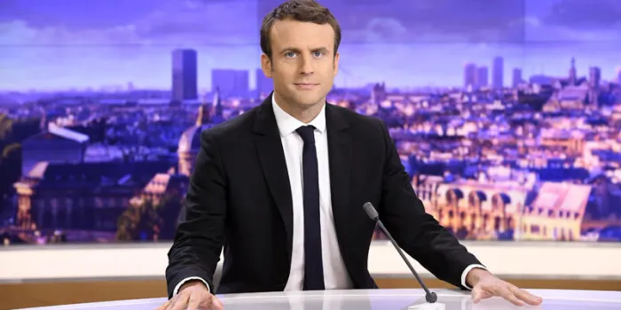 emmanuel macron attend avant une interview sur le tournage de la chaîne française france 2 news soirée diffusée le 25 avril 2017 à paris afp photo lionel bonaventure