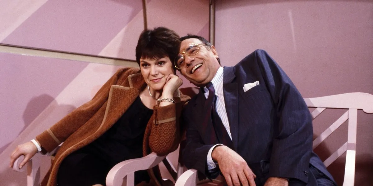 yves mourousi et marie-laure augry en 1987 november 1987, paris, france --- french tv presenters marie-laure augry and yves mourousi on the set of tv show tournez manege photo by pascal baril abacapresscom , 627299 014 paris france