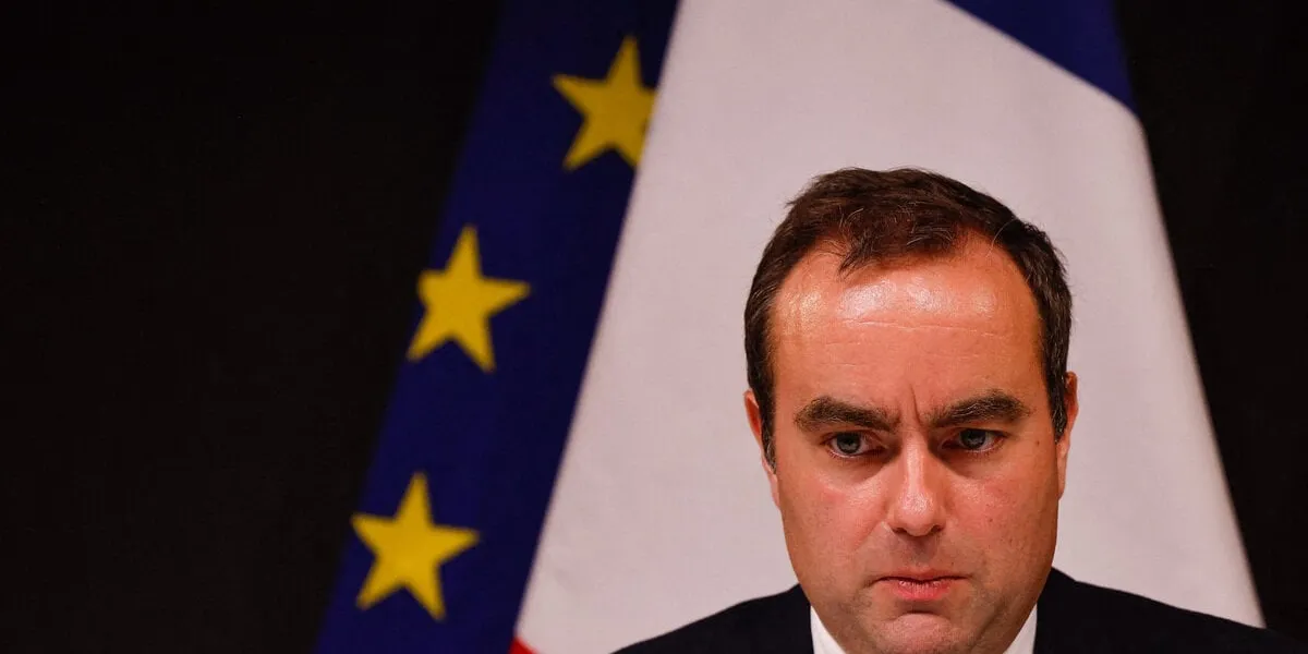 le ministre français des armées sébastien lecornu lors d'une conférence de presse sur le renforcement industriel   armenent et munitions à paris, france, le 26 mars 2024 photo par jean-bernard vernier jbv news abacapresscom