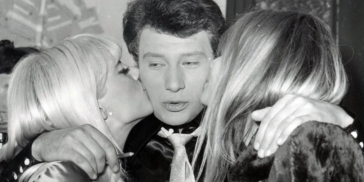 le 17 mars 1967 - paris, france - johnny hallyday est embrassé par sa femme sylvie vartan (à gauche) et francoise hardy lors de la première de son spectacle à l'olympiaphoto by keystone press agency keystone usa via zumapresscom  abacapresscom