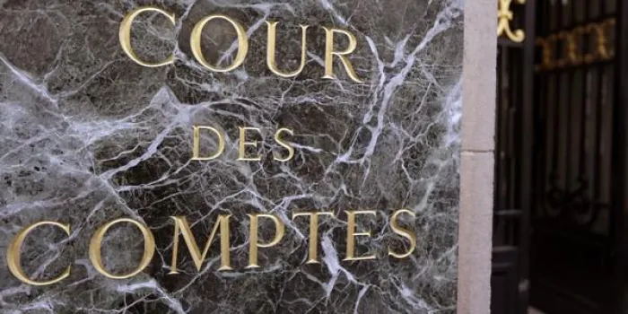 une photo prise le 2 juillet 2012, montre la plaque à l'entrée de la cour des comptes à paris afp photo kenzo tribouillard