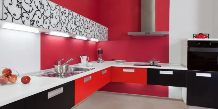 nouvelle cuisine rouge luxueuse avec des appareils modernes