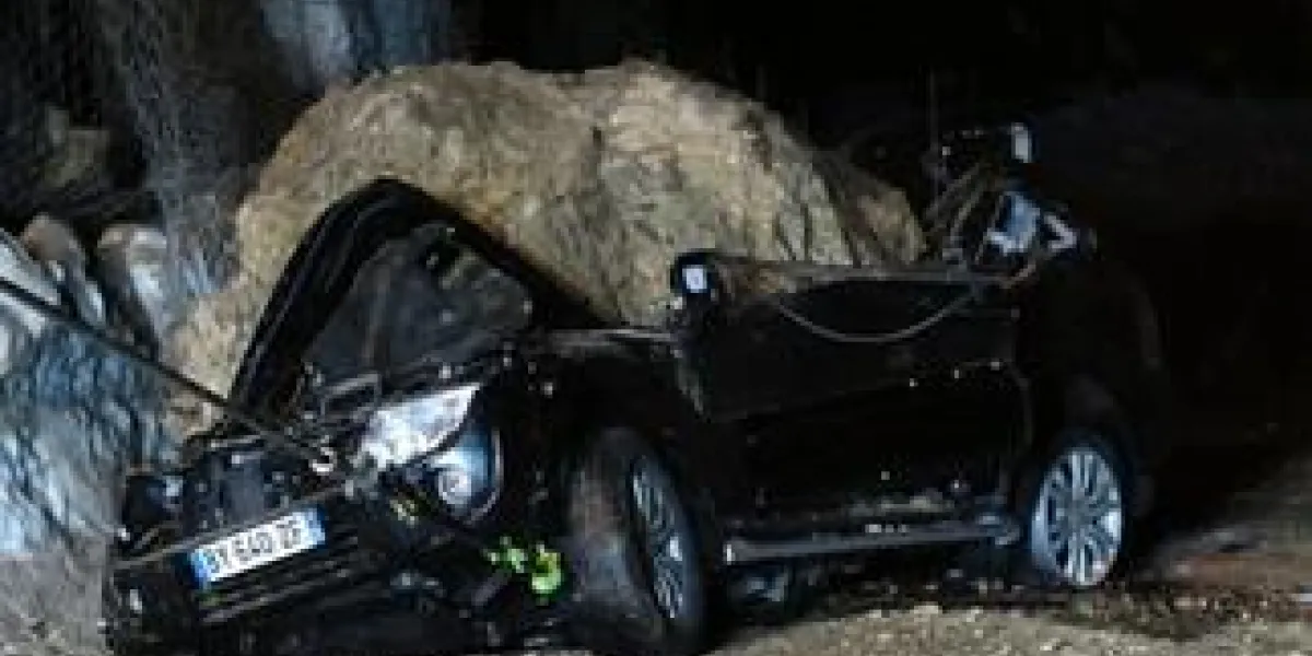 ©photopqr le dauphine betty jankowska , ugine flumet   un rocher est tombé sur un 4 x 4 une seule personne à l'intérieur le conducteur blessé a été évacué à albertville