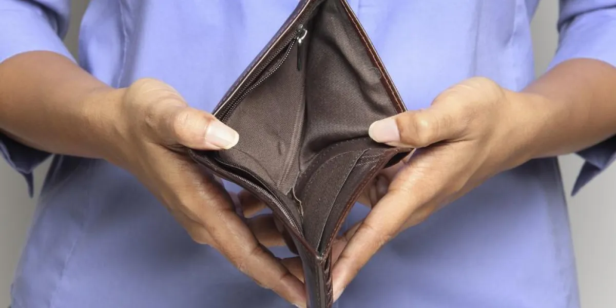 personne tenant un portefeuille vide - montrant la faillite