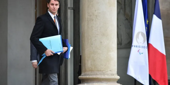 le premier ministre français gabriel attal sort du palais de l'elysée à la fin du conseil des ministres à paris, le 12 janvier 2024 photo by firas abdullah abacapresscom