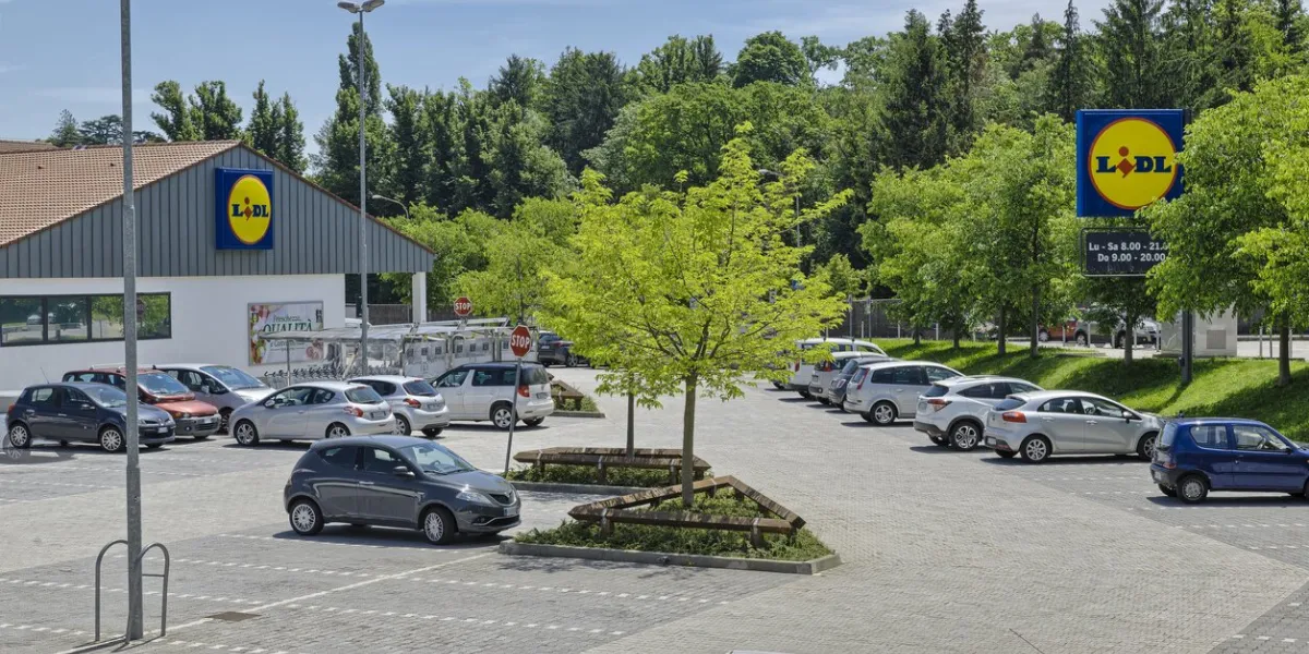 varese, italy - may 25, 2018  lidl supermarket lidl stiftung & co kg is a german global discount supermarket chain with over 10,000 stores across europe and the united states store of varese - masnago, lombardy, northern italy