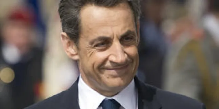 le président sortant de la france, nicolas sarkozy, participe à une cérémonie marquant le 67ème anniversaire de la victoire des alliés sur l'allemagne nazie au cours de la seconde guerre mondiale, le 8 mai 2012 à l'arc de triomphe à paris.