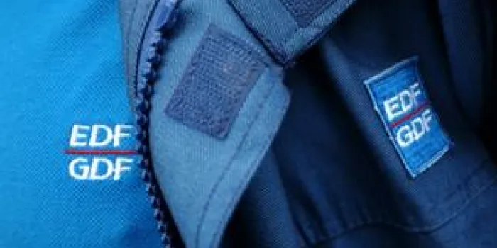 un employé de edf-gdf relève des compteurs électriques dans un immeuble à hérouville-saint-clair, le 29 avril 2005 (photo  gros plan sur sa tenue de travail)  afp photo mychele daniau