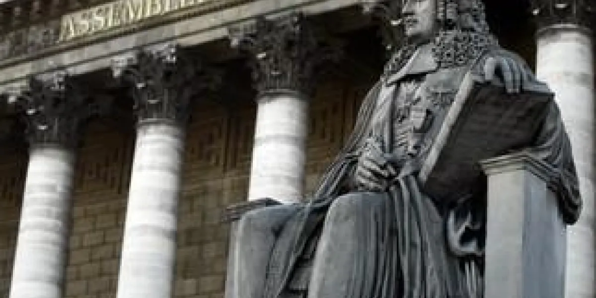 une photo prise le 16 novembre 2010 à paris montre une statue représentant henri françois d'aguesseau (1668-1751) sur le frontispice du palais bourbon où se situe l'assemblée nationale française afp photo joel saget