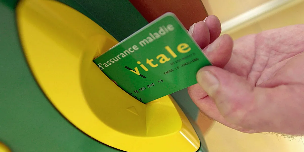 photo d'illustration réalisée le 10 juillet 2003 à la caisse primaire d'assurance maladie du calvados de caen montrant la carte vitale d'assurance maladie insérée dans un chargeur d'informations afin d'être mise à jour