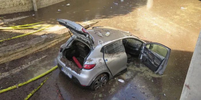 une voiture inondée est photographiée par un tunnel près de la gare de cannes, dans le sud-est de la france, le 4 octobre 2015, suite à de violentes tempêtes et inondations qui ont fait au moins 16 morts et 4 disparus. jean liou