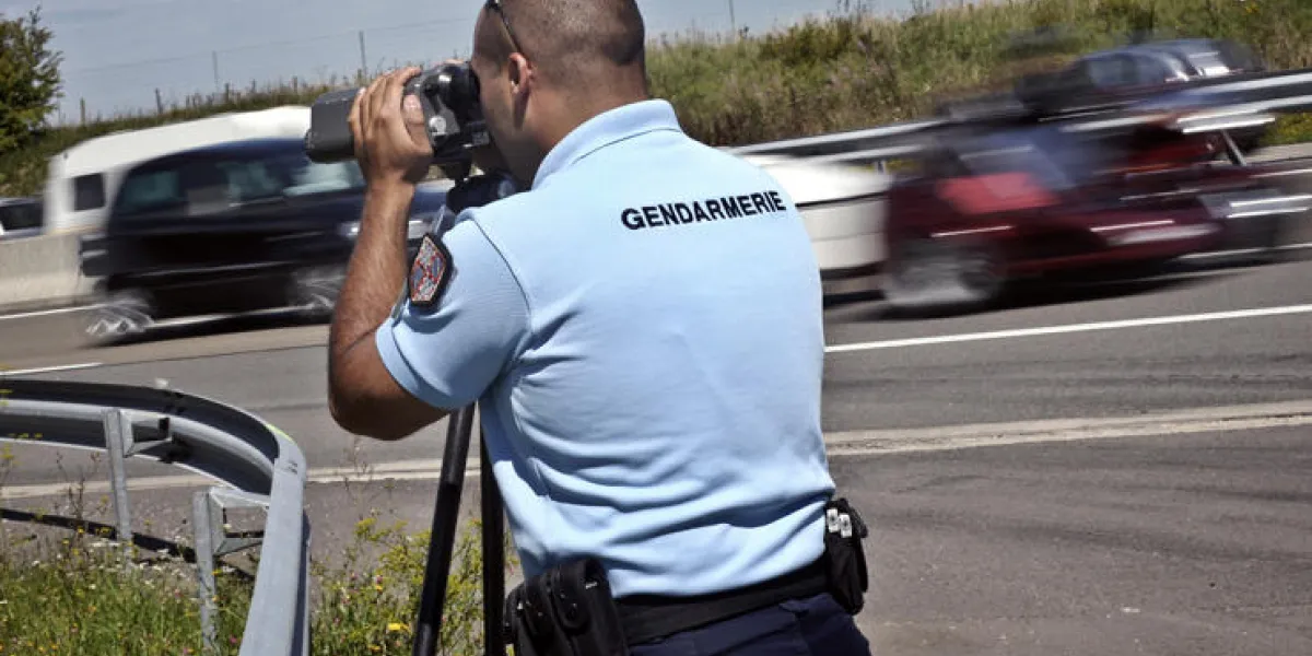 un gendarme du peloton autoroutier de dijon crimolois effectue des contrôles radars sur l'autoroute a39, le 11 août 2011  afp photo   jeff pachoud
