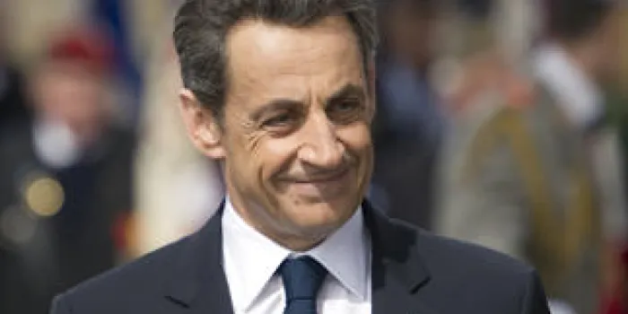 le président sortant de la france, nicolas sarkozy, participe à une cérémonie marquant le 67ème anniversaire de la victoire des alliés sur l'allemagne nazie au cours de la seconde guerre mondiale, le 8 mai 2012 à l'arc de triomphe à paris.