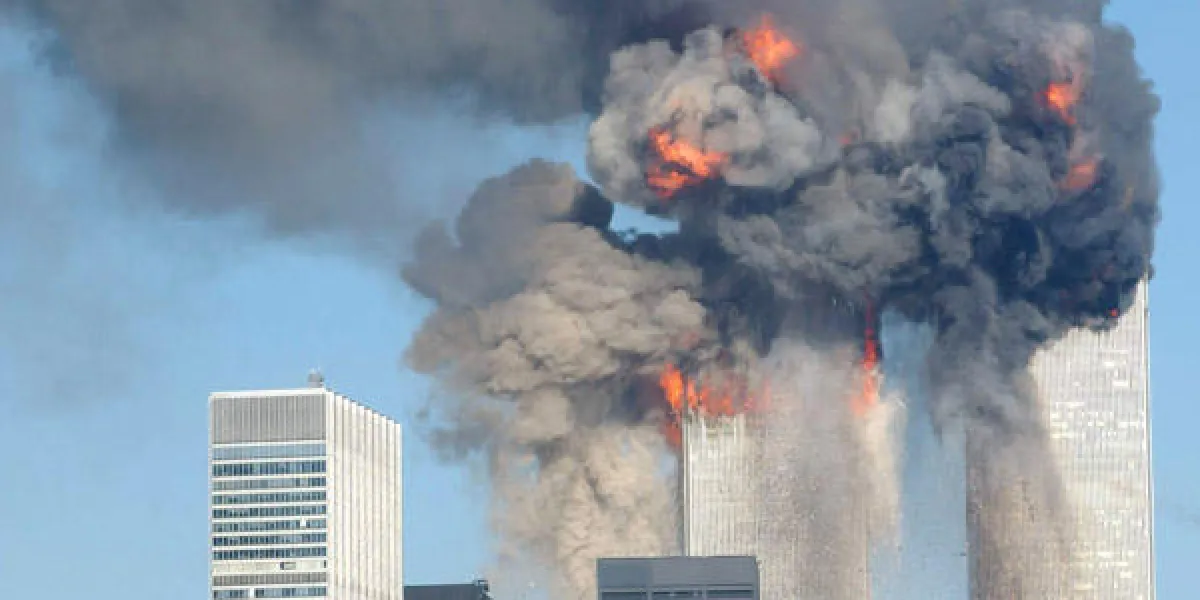 394261 15 une explosion de feu secoue le centre du commerce mondial après avoir été touché par deux avions 11 septembre 2001 à new york spencer platt getty images afp