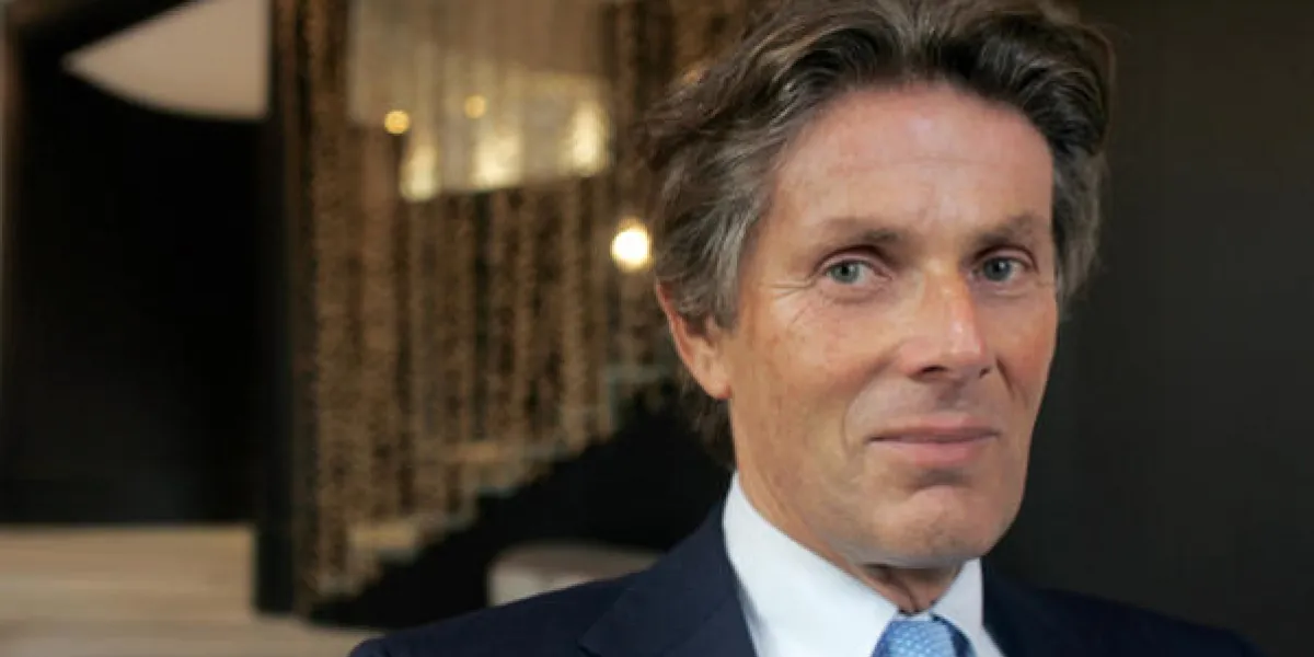 le pdg du groupe lucien barriere, dominique desseigne pose, le 20 octobre 2006 dans le hall du nouveau palace parisien fouquet's qui doit ouvrir ses portes en fin de mois afp photo francois guillot