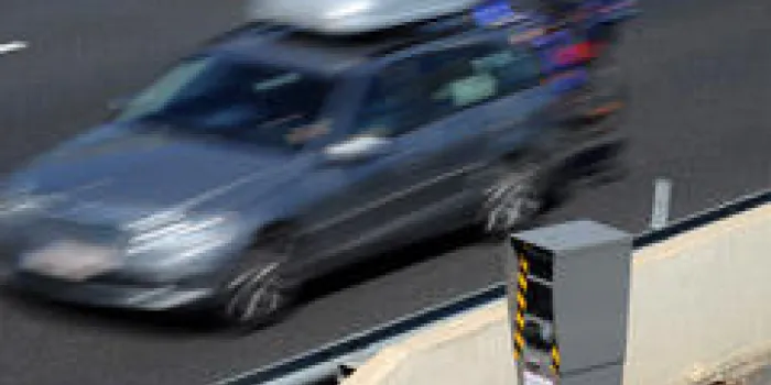 une photo prise le 3 avril 2013 à saint-aunes-odysseum montre des véhicules à moteur conduits devant un radar sur l'autoroute a9 afp photo pascal guyot